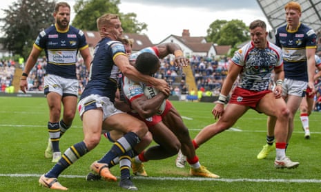 Leigh's Tom Amone scores a try against Leeds