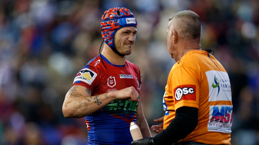 Kalyn Ponga holds his shoulder