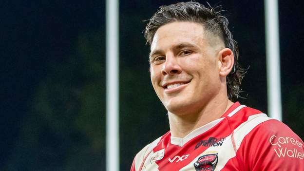 Shane Wright: Salford Red Devils back-rower signs three-year deal