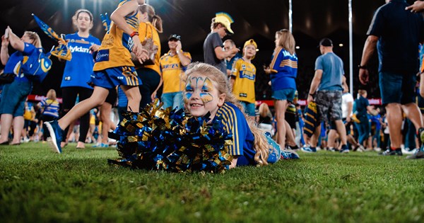 Fans on Field in Round 23!