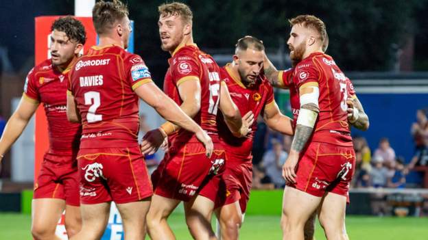 Super League: Wakefield Trinity 10-18 Catalans: Dragons keep League Leaders' Shield hopes alive