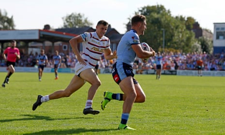 Tommy Makinson races clear to score the first of his two tries against Wakefield