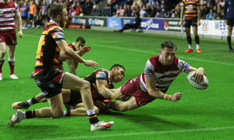 Wigan Warriors blaze past Salford to Super League summit