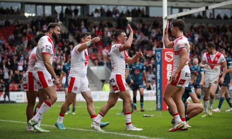 Lewis Dodd (centre) is congratulated by Jon Bennison after scoring St Helens’s opening try against Warrington.