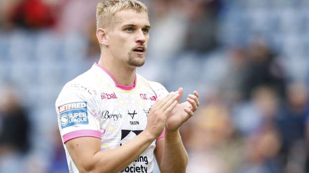 Luke Hooley: Castleford Tigers sign Leeds Rhinos full-back