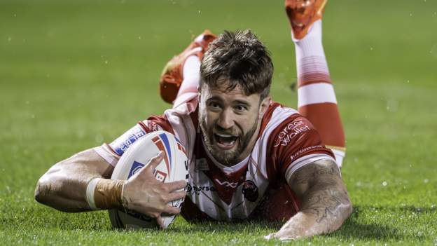 Ben Hellewell: Salford Red Devils back-rower extends contract