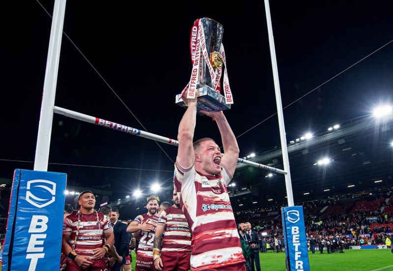 England and Wigan star Harry Smithies will join England on a three-year deal