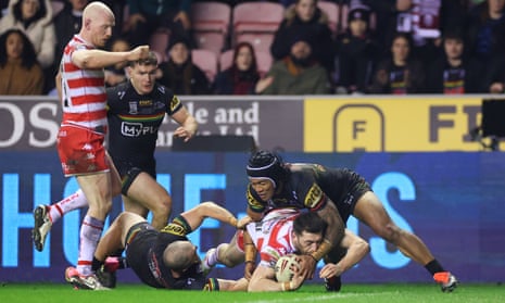 Jake Wardle touches down the decisive try.