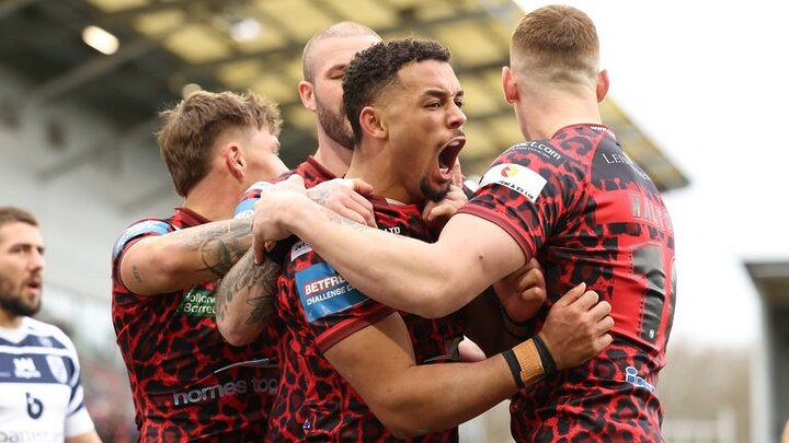 Challenge Cup: Leigh kick off title defence, Huddersfield hammer Hull