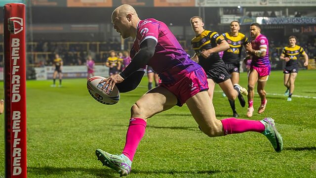 Picture by Allan McKenzie/SWpix.com - 08/03/2024 - Rugby League - Betfred Super League Round 4 - Castleford Tigers v Huddersfield Giants - the Mend A Hose Jungle, Castleford, England - Huddersfield's Adam Swift on his way to try against Castleford.