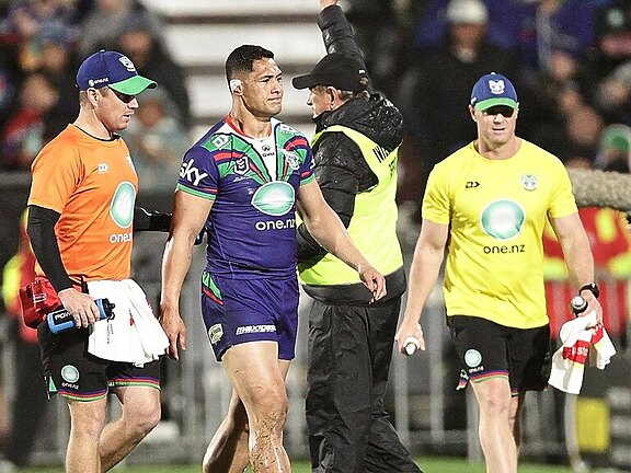 Roger Tuivasa-Sheck comes from the field concussed.