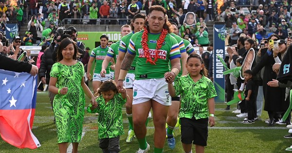 Mentor Papalii passing on wisdom to young Raiders