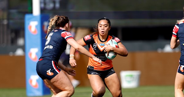 Roosters soar over Tigers in NRLW showdown