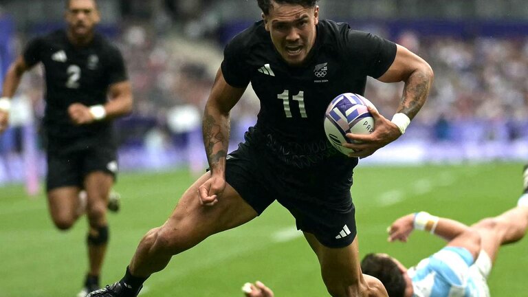 Melbourne Storm have signed New Zealand rugby sevens star Moses Leo