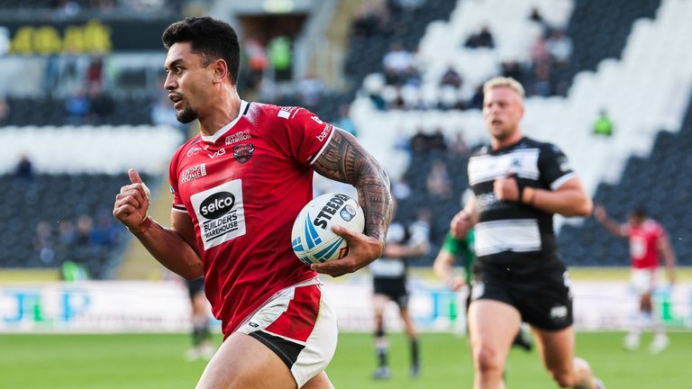 Salford scores big, Warrington dominates Huddersfield rugby clash