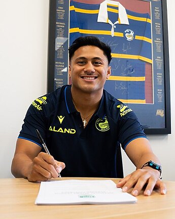 Joash Papalii signs.