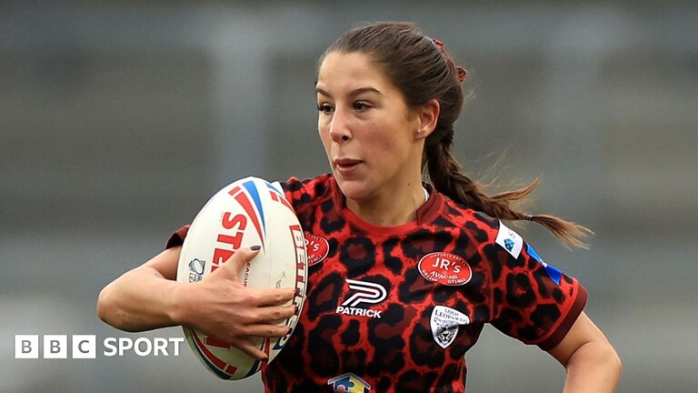 Leigh Leopards women in action
