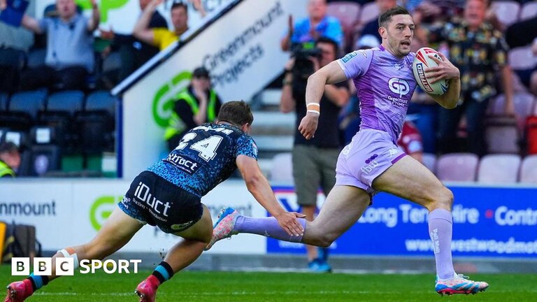 Jake Wardle scores a try for Wigan