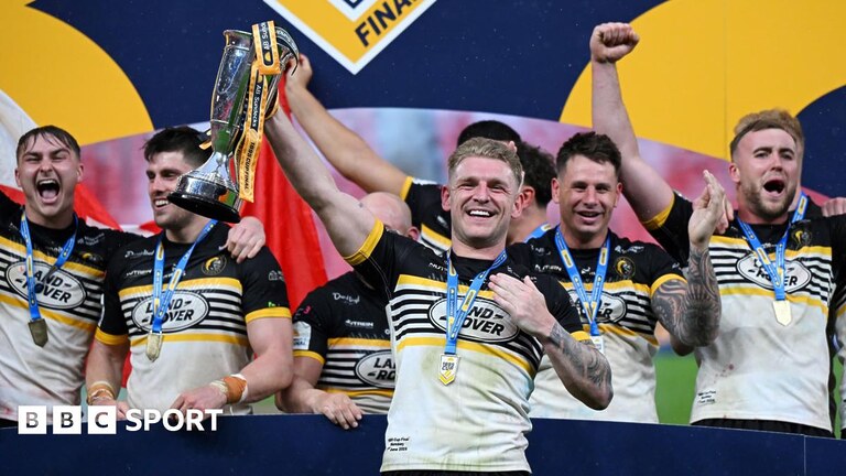 Liam Harris lifting the 1895 Cup alongside team-mates