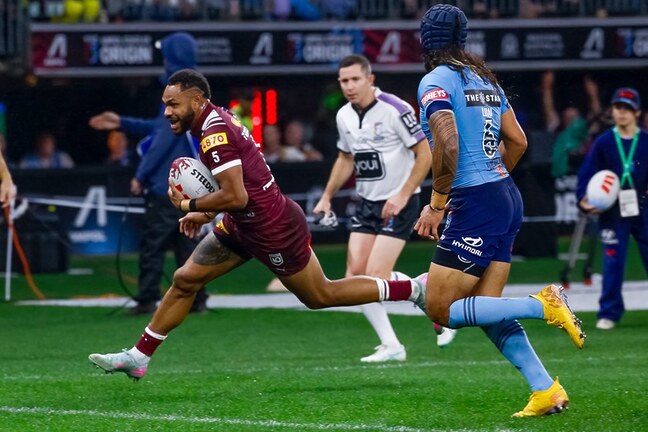 Hamiso Tabuai-Fidow runs over for a try for Queensland in Perth.