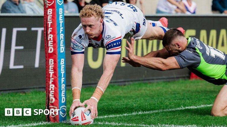 Lachlan Walmsley diving in the corner to score