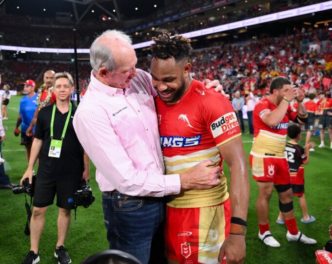 Wayne Bennett with Hamiso Tabuai-Fidow when he was the coach of the Dolphins.