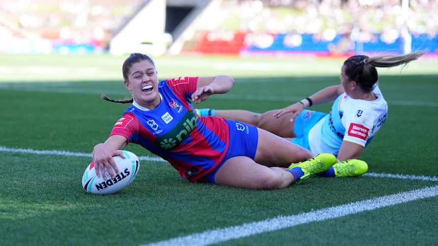 Keighley Simpson scores a try for the Knights in their NRLW final against the Titans.