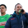 Raiders coach Ricky Stuart talks to the crowd.