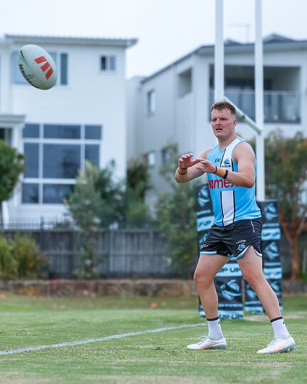 Sharks Keep Puru and Hiroti Through 2026