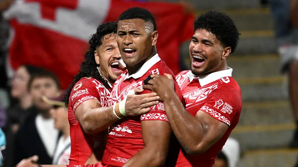 Haumole Olakau'atu (centre)